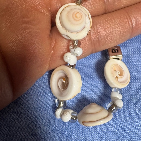 Very Pretty Delicate White Shell Stretch Bracelet. Measures 9inches unstretched. - Picture 15 of 16